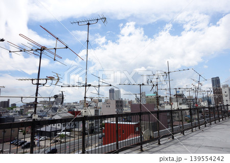 ビル屋上のテレビアンテナ ビル屋上のテレビアンテナ 139554242