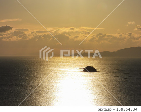 黄金色に染まる早朝の岡山 錦海湾 139554534