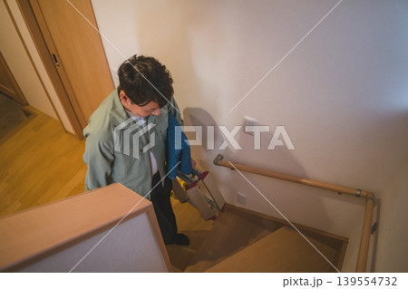 40‑something worker 139554732