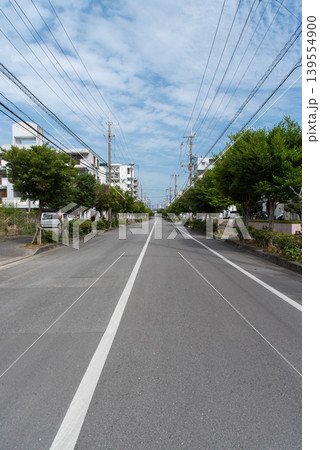 街中の白色のセンターラインがある直線の道 139554900