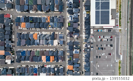住宅地と道路の真俯瞰ドローン空撮 139555032