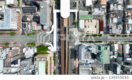 都市と道路の風景の真俯瞰ドローン空撮 139555050