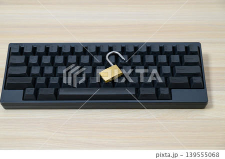 キーボードの上に置かれた開いた南京錠 キーボードの上に置かれた開いた南京錠 139555068