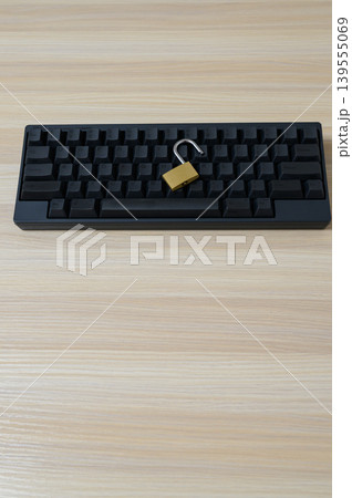 キーボード上の開いた南京錠と余白 キーボード上の開いた南京錠と余白 139555069