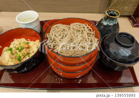 島根県出雲名物 割子そばと炊き込みご飯の和食セット 139555093