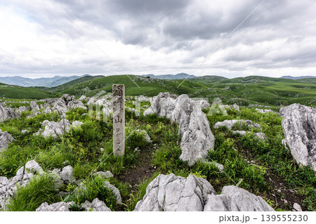 曇天の山口県秋吉台 日本最大級のカルスト台地風景 曇天の山口県秋吉台 日本最大級のカルスト台地風景 139555230
