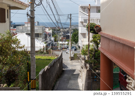 遠くに海の見える電柱や電線のある路地裏の道 139555291