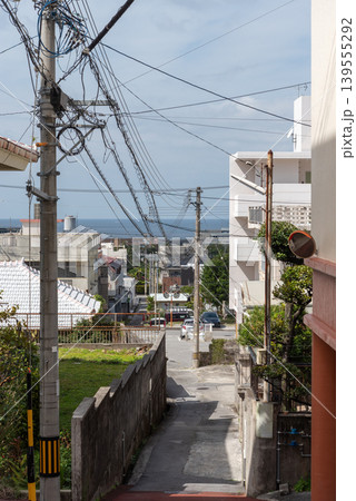 遠くに海の見える電柱や電線のある路地裏の道 139555292