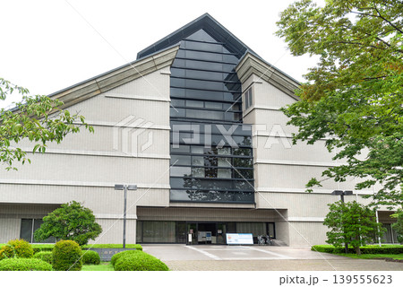 山形美術館の正面外観と幾何学的な近代建築デザイン(山形県山形市) 山形美術館の正面外観と幾何学的な近代建築デザイン(山形県山形市) 139555623