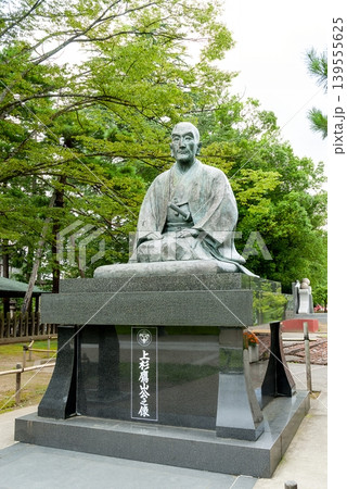 上杉鷹山公之像の威厳ある坐像と上杉神社の新緑（山形県米沢市） 139555625