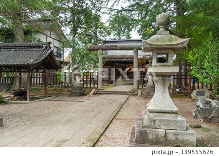 松岬神社の静謐な境内と石灯籠(山形県米沢市) 松岬神社の静謐な境内と石灯籠(山形県米沢市) 139555626