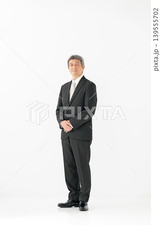 男性 ビジネス ポートレート 全身 男性 ビジネス ポートレート 全身 139555702