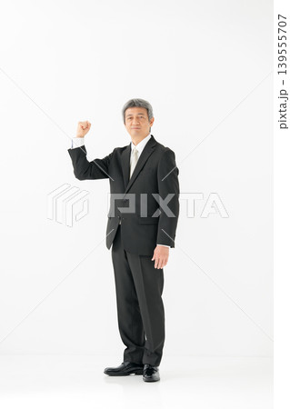 男性　ビジネス　全身　ガッツポーズ 139555707