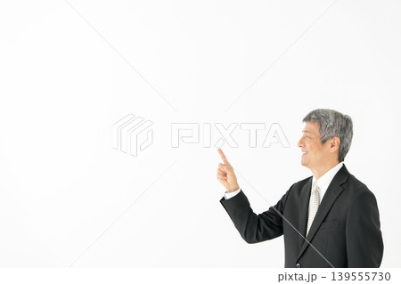 男性 ビジネス ポートレート 指差し 男性 ビジネス ポートレート 指差し 139555730