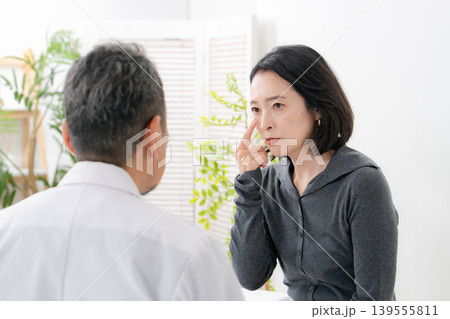 ほうれい線を気にする女性 美容医療 ほうれい線を気にする女性 美容医療 139555811