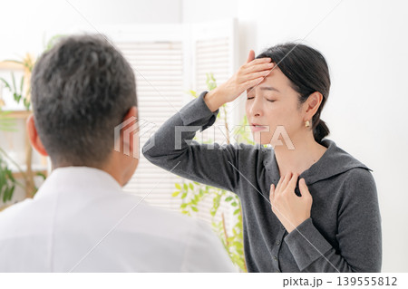 女性 体調不良 更年期障害 対面 女性 体調不良 更年期障害 対面 139555812