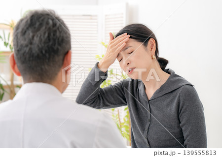 女性 体調不良 更年期障害 対面 女性 体調不良 更年期障害 対面 139555813