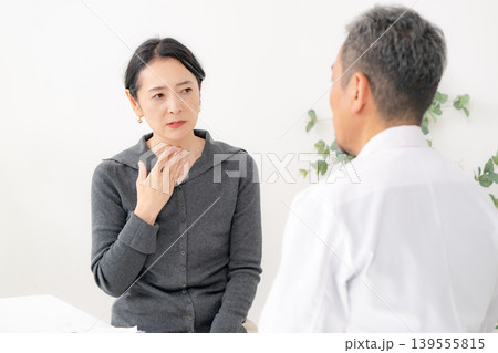 女性　体調不良　更年期障害　対面 139555815