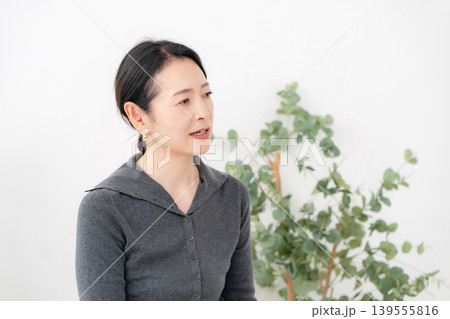女性　体調不良　更年期障害　対面 139555816