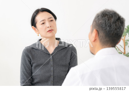 女性　体調不良　更年期障害　対面 139555817