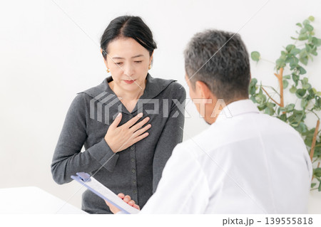 女性　体調不良　更年期障害　対面 139555818