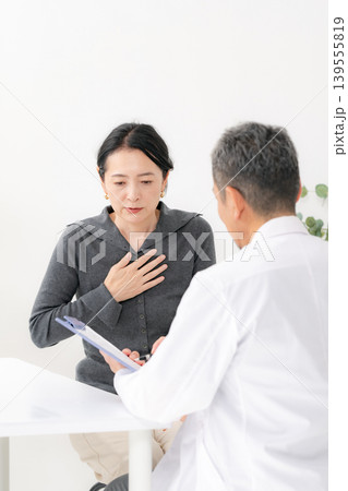 女性 体調不良 更年期障害 対面 女性 体調不良 更年期障害 対面 139555819