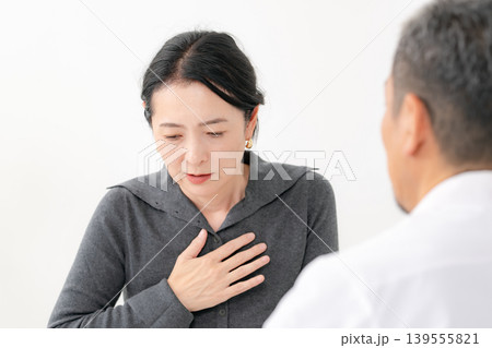 女性 体調不良 更年期障害 対面 女性 体調不良 更年期障害 対面 139555821