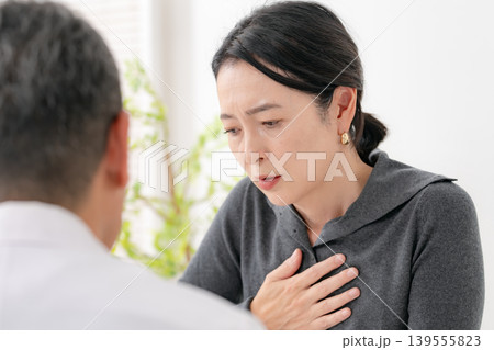 女性 体調不良 更年期障害 対面 女性 体調不良 更年期障害 対面 139555823
