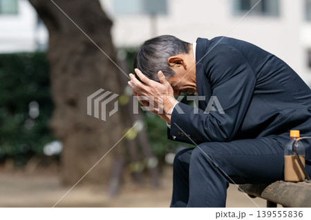 落ち込むビジネスマン 落ち込むビジネスマン 139555836