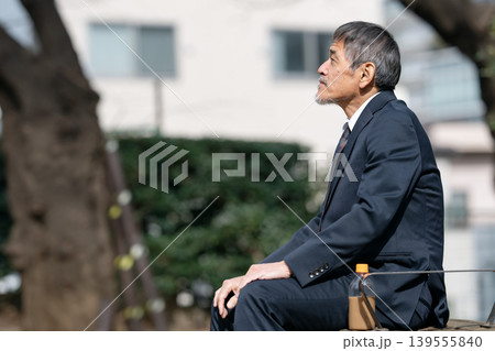 落ち込むビジネスマン 139555840