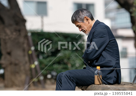 落ち込むビジネスマン 落ち込むビジネスマン 139555841