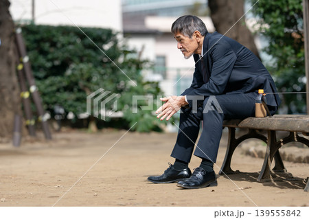 落ち込むビジネスマン 落ち込むビジネスマン 139555842