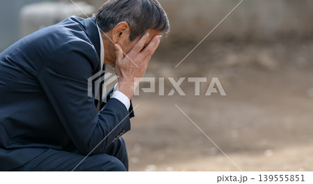 落ち込むビジネスマン 139555851