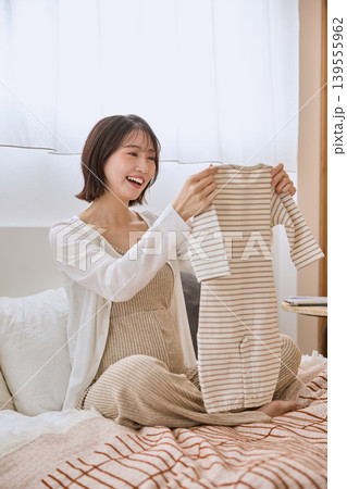 重い荷物を持ち上げて腰を痛める若い女性 139555962