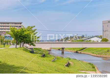 今之浦川沿いに見る磐田市の街並み(静岡県) 今之浦川沿いに見る磐田市の街並み(静岡県) 139556090