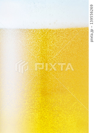 グラスに注がれた生ビール、クローズアップ 139556269