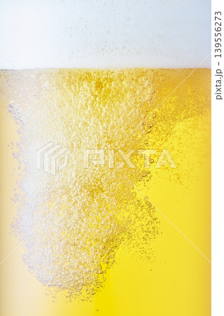 グラスに注がれた生ビール、クローズアップ グラスに注がれた生ビール、クローズアップ 139556273