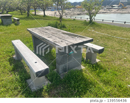 海が見える公園のベンチ 139556436