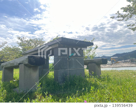 海辺の公園ベンチと空 海辺の公園ベンチと空 139556439
