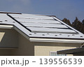 屋根のソーラーパネルに積もった積雪の様子 139556539