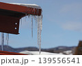 融雪の水が凍りつららになった様子 139556541