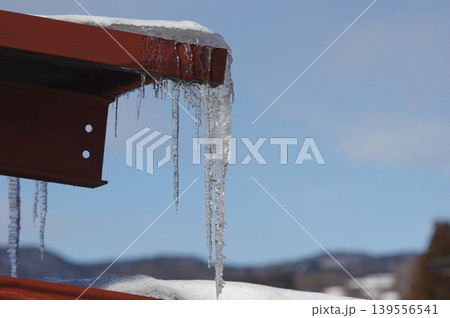 融雪の水が凍りつららになった様子 融雪の水が凍りつららになった様子 139556541
