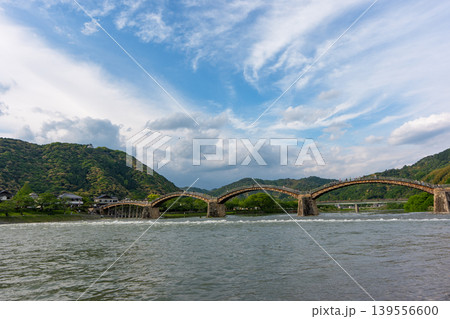 山口県岩国市の錦帯橋 日本三名橋に数えられる五連木造アーチ橋 山口県岩国市の錦帯橋 日本三名橋に数えられる五連木造アーチ橋 139556600