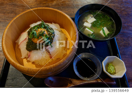 新鮮な刺身を乗せた鯛めし丼 和風海鮮料理 新鮮な刺身を乗せた鯛めし丼 和風海鮮料理 139556649