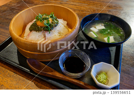 新鮮な刺身を乗せた鯛めし丼 和風海鮮料理 139556651