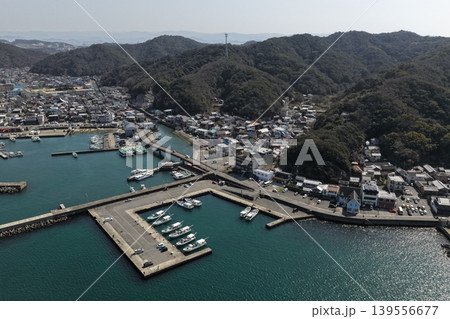 和歌山県加太の漁港と港町を俯瞰した空撮写真 139556677
