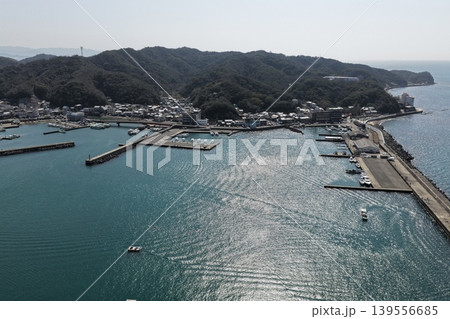 和歌山県加太の漁港と海岸沿いの町並みを望む空撮写真 和歌山県加太の漁港と海岸沿いの町並みを望む空撮写真 139556685