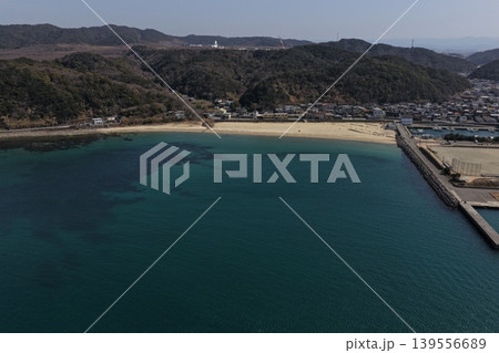 和歌山県加太の砂浜と港湾を斜め俯瞰した空撮写真 和歌山県加太の砂浜と港湾を斜め俯瞰した空撮写真 139556689