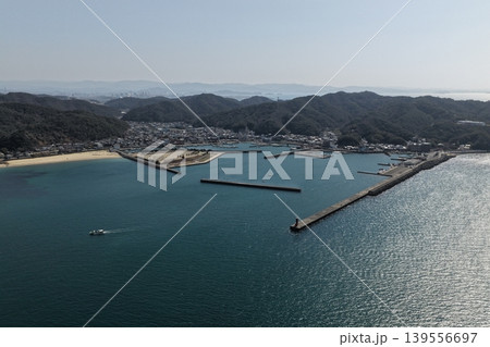 和歌山県加太港と海岸線を斜め俯瞰した空撮写真 和歌山県加太港と海岸線を斜め俯瞰した空撮写真 139556697