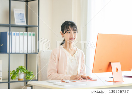 仕事をする事務員の女性 仕事をする事務員の女性 139556727